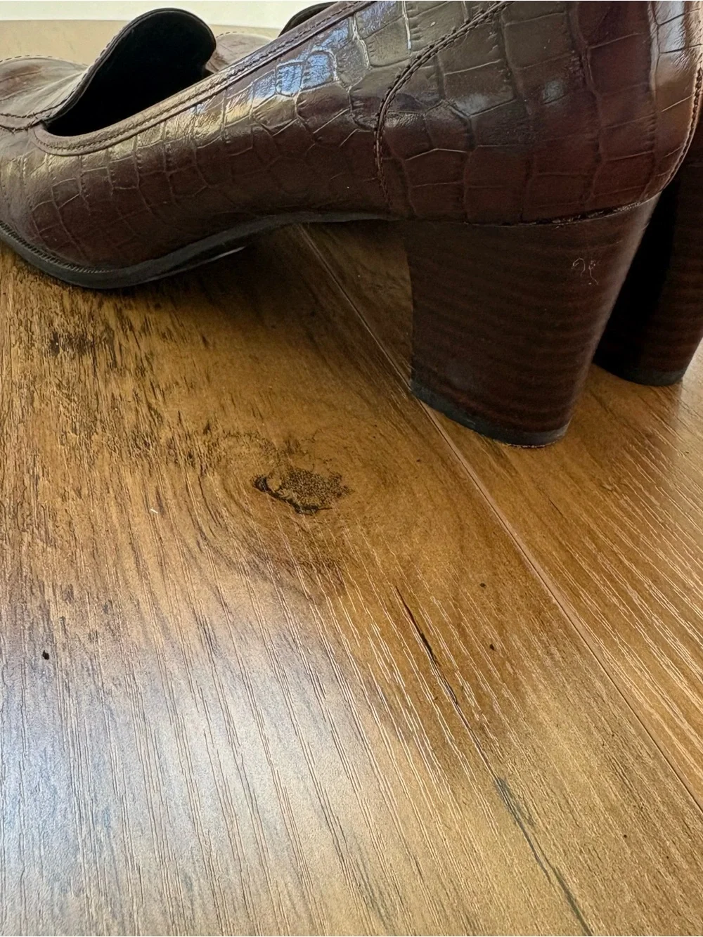 Bandolino Women's Dark Brown Croc-Embossed Loafers size 11. INV25/568